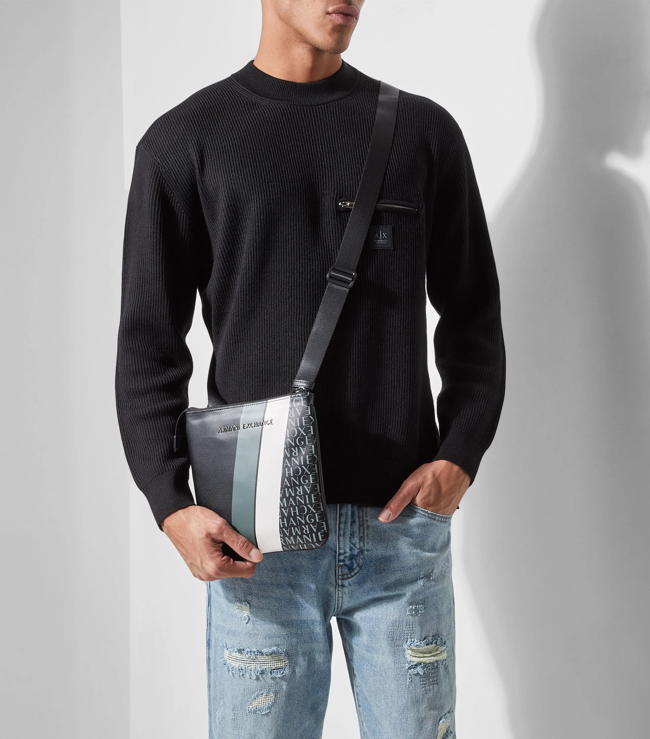 A821_Armani Exchange Bolso Messenger Estampado Hombre