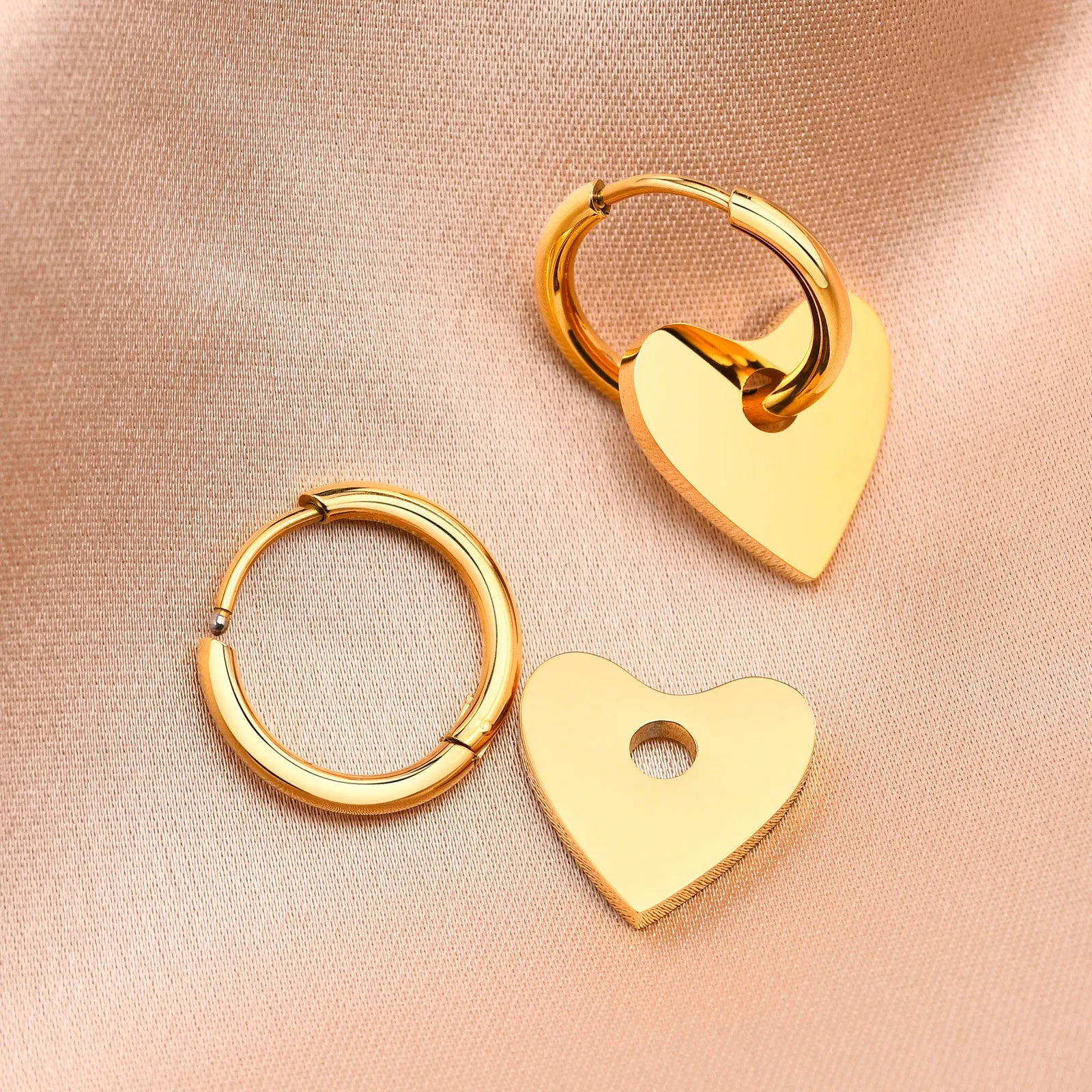 Aretes para mujeres Heart Earrings for Women, Gold Color Stainless Steel Solid Metal Ear Jewelry, Chic Elegant Removable Heart D