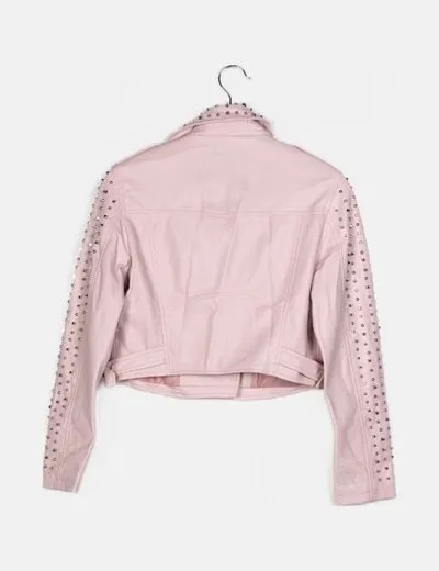 Bershka Chaqueta polipiel rosa detalle tachas