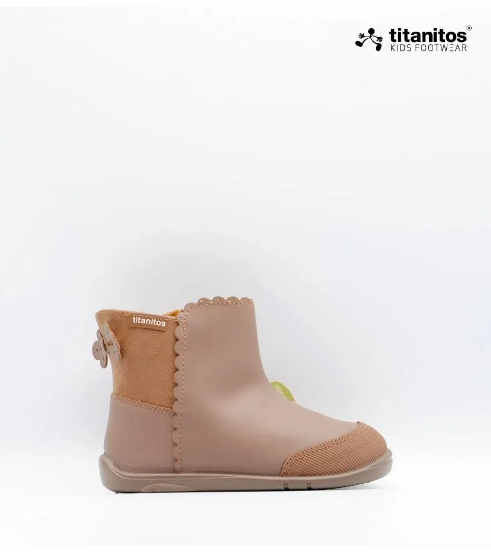 BOTA TITANITOS PITITA PIEL Y ANTE TAUPE LAZO TRASERO