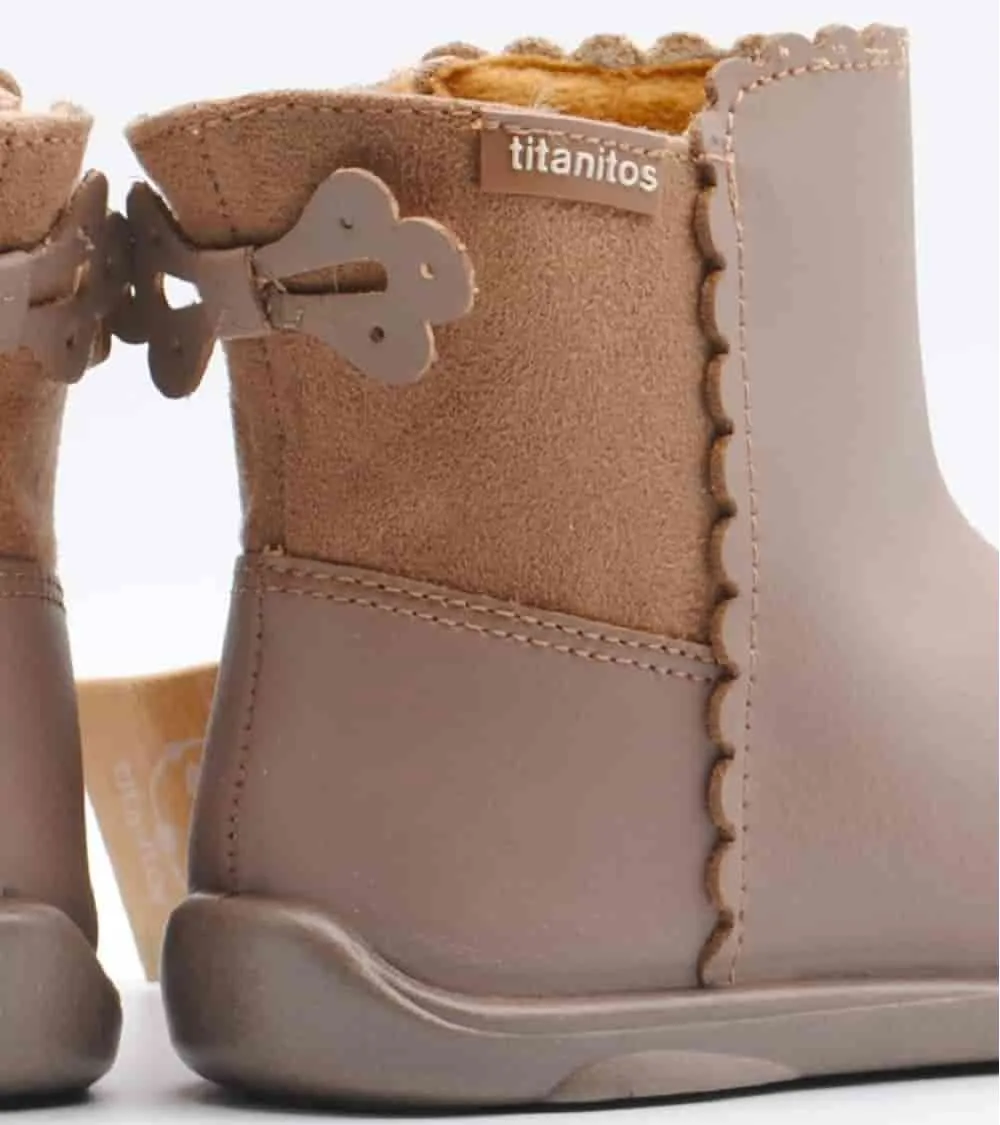 BOTA TITANITOS PITITA PIEL Y ANTE TAUPE LAZO TRASERO