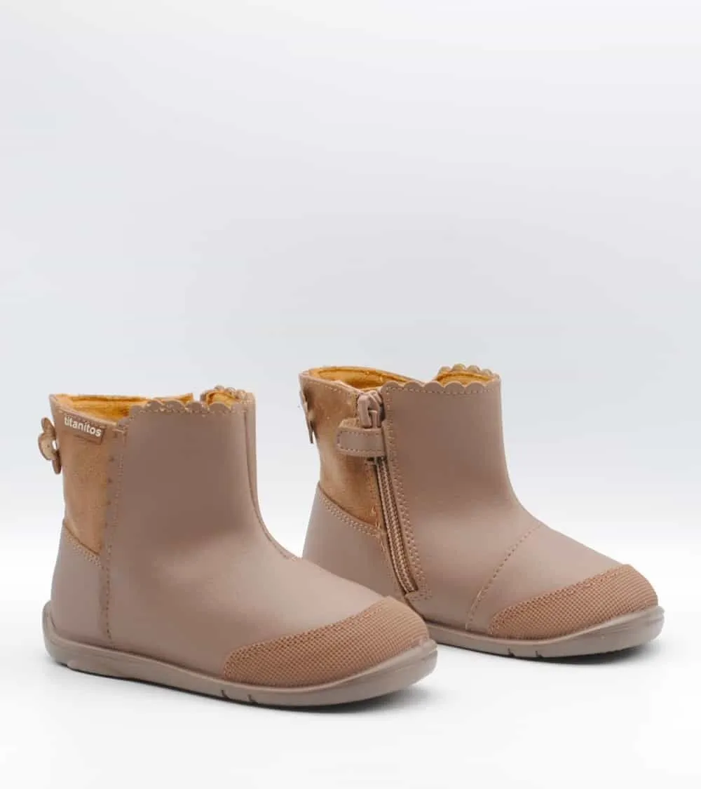 BOTA TITANITOS PITITA PIEL Y ANTE TAUPE LAZO TRASERO