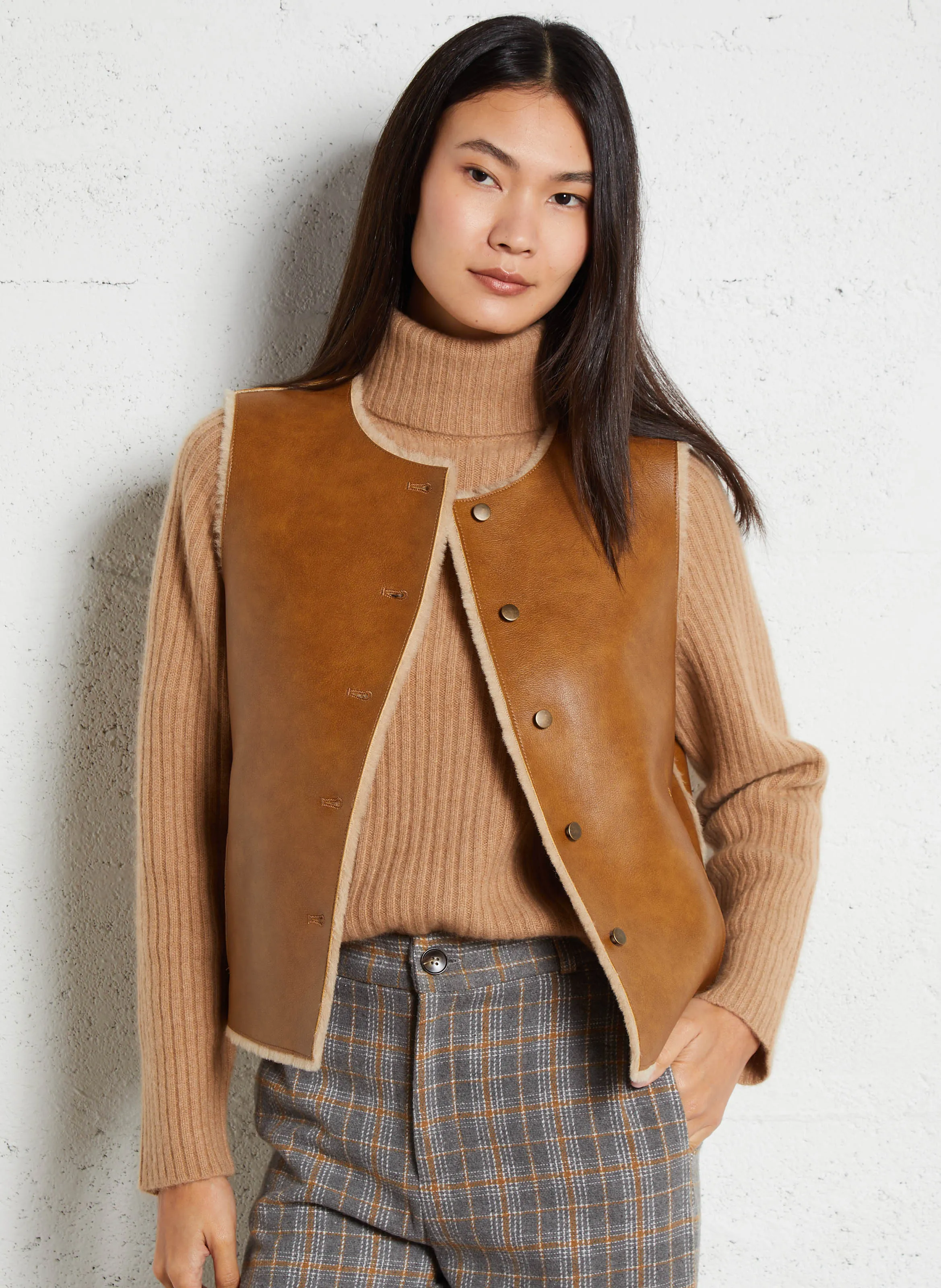 BROOKLYN BIS  CHAQUETA SIN MANGAS CON EFECTO PIEL EN BEIGE