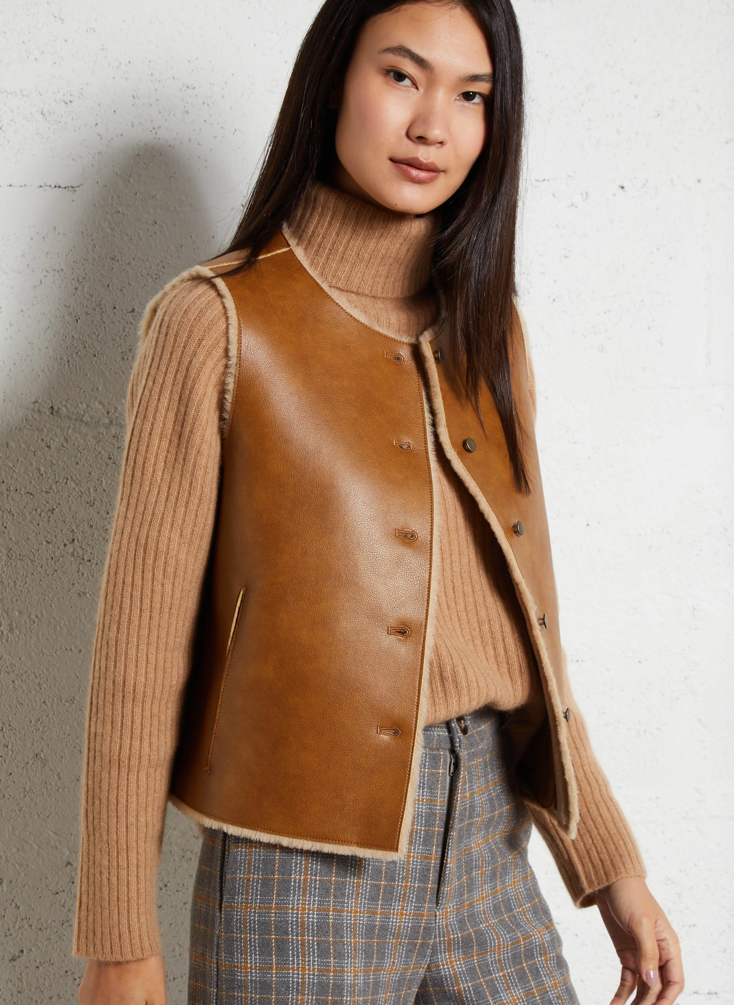 BROOKLYN BIS  CHAQUETA SIN MANGAS CON EFECTO PIEL EN BEIGE