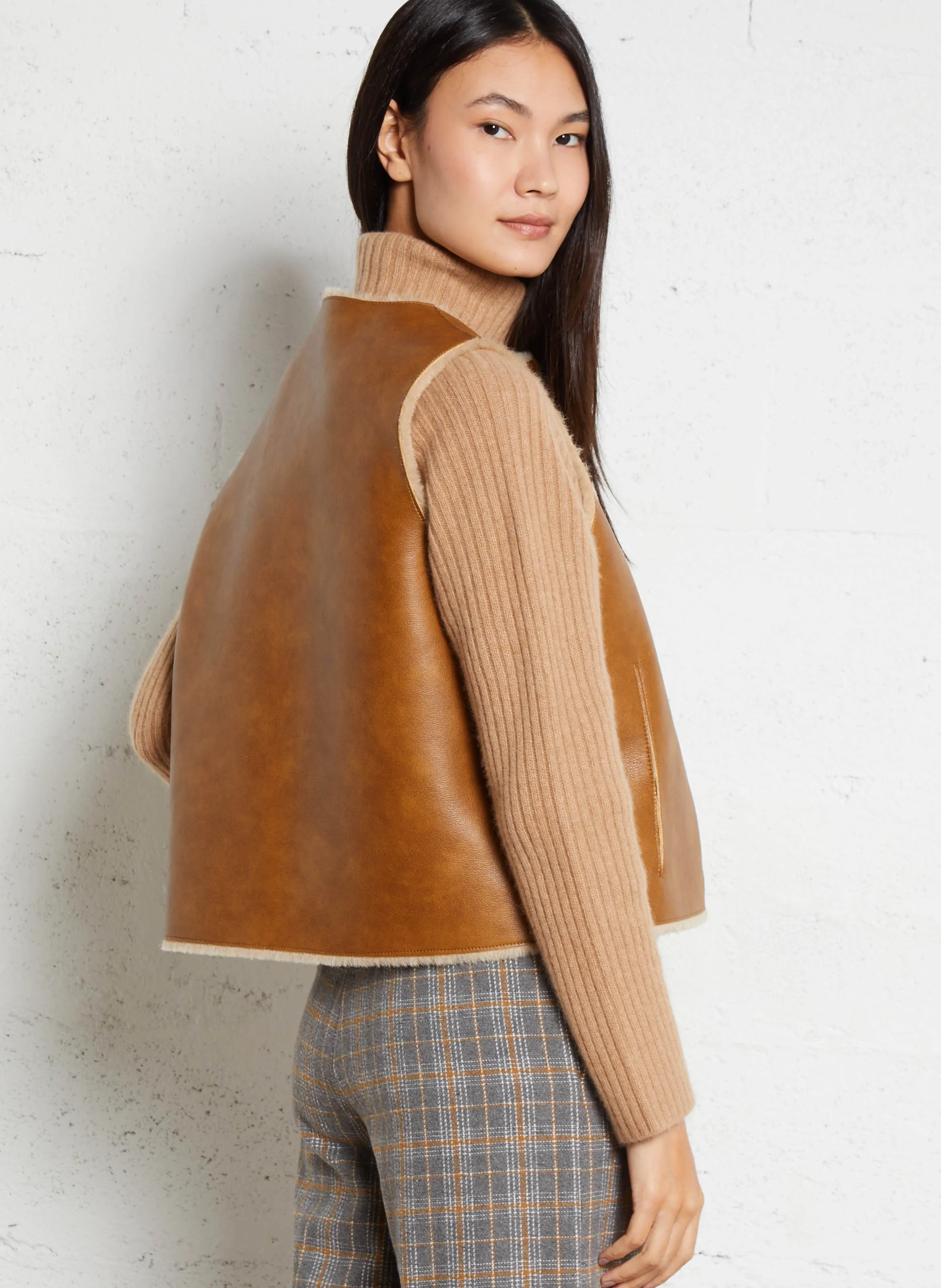 BROOKLYN BIS  CHAQUETA SIN MANGAS CON EFECTO PIEL EN BEIGE
