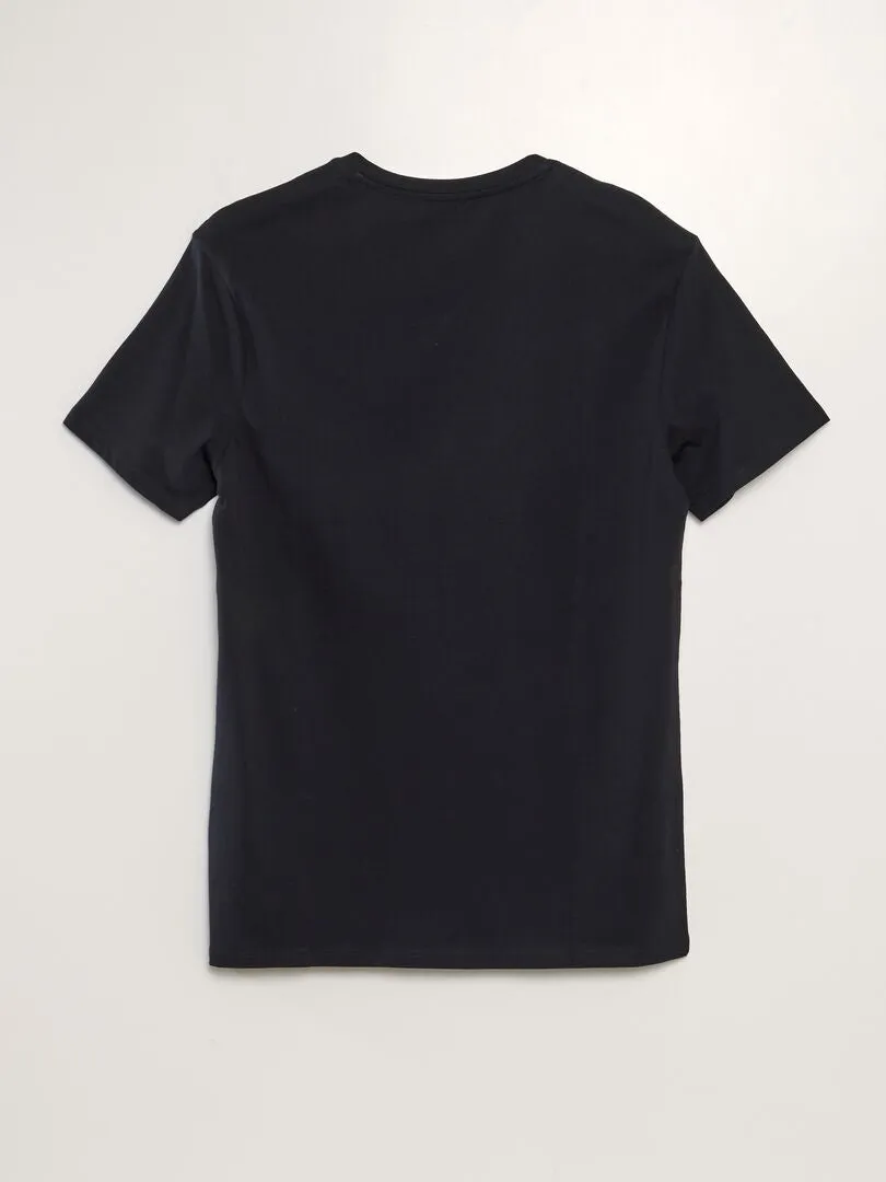 CAMISETA CON CUELLO DE PICO  NEGRO