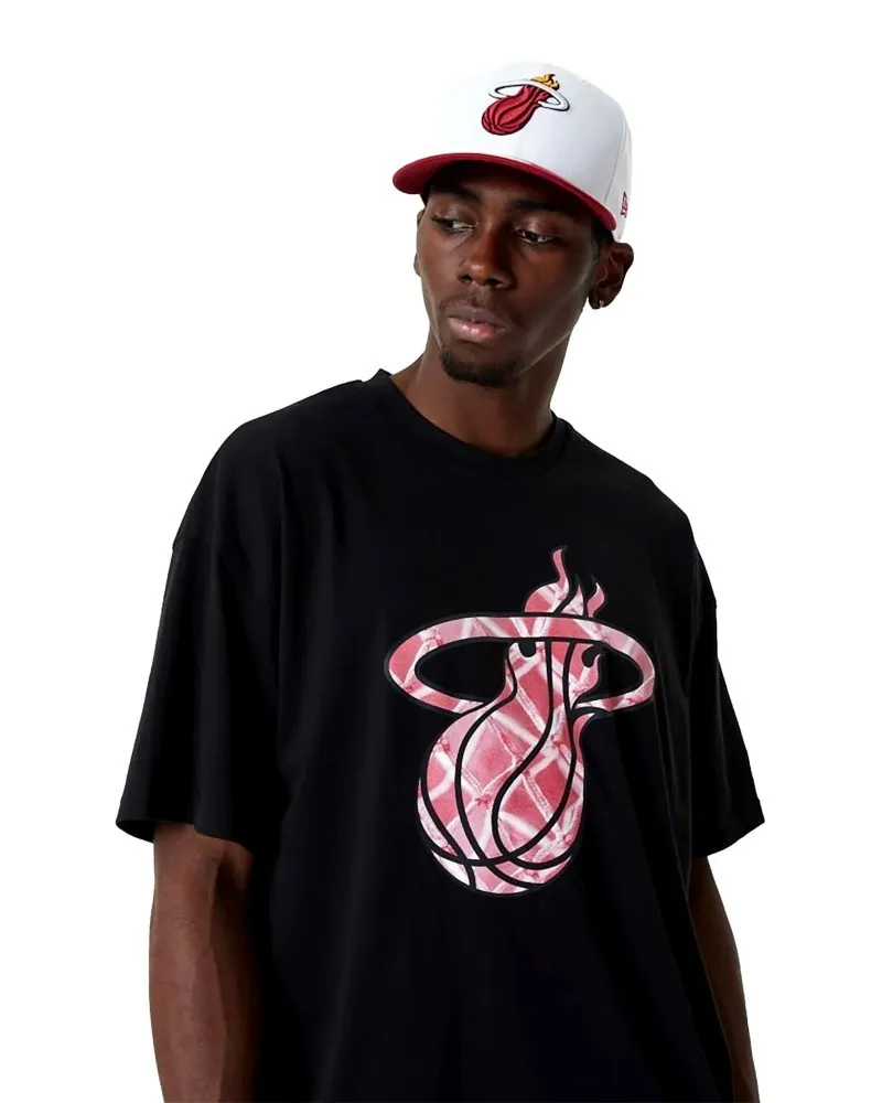 Camiseta new era negra heat nba infill logo os tee