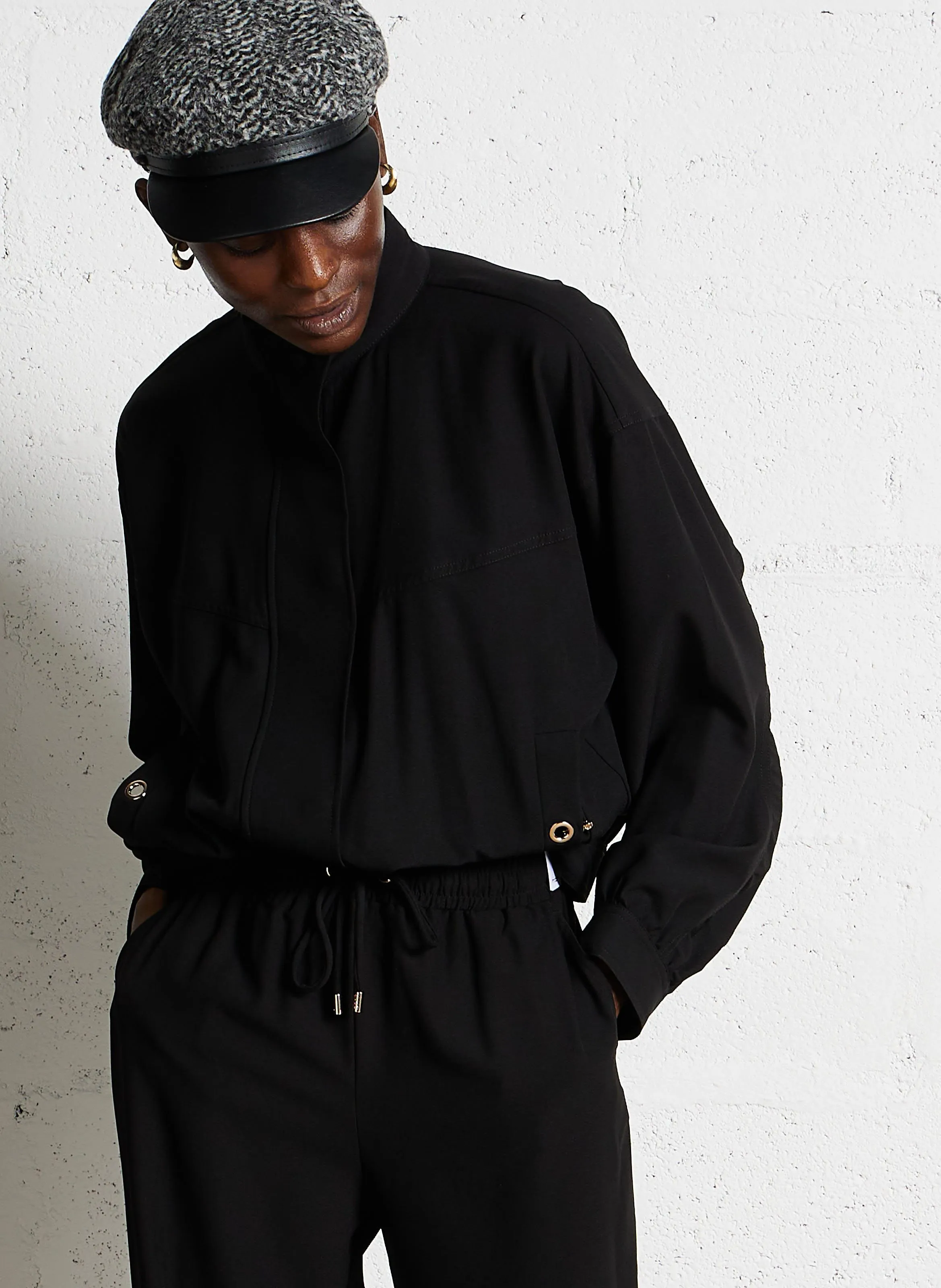 Chaqueta con cuello alto en negro