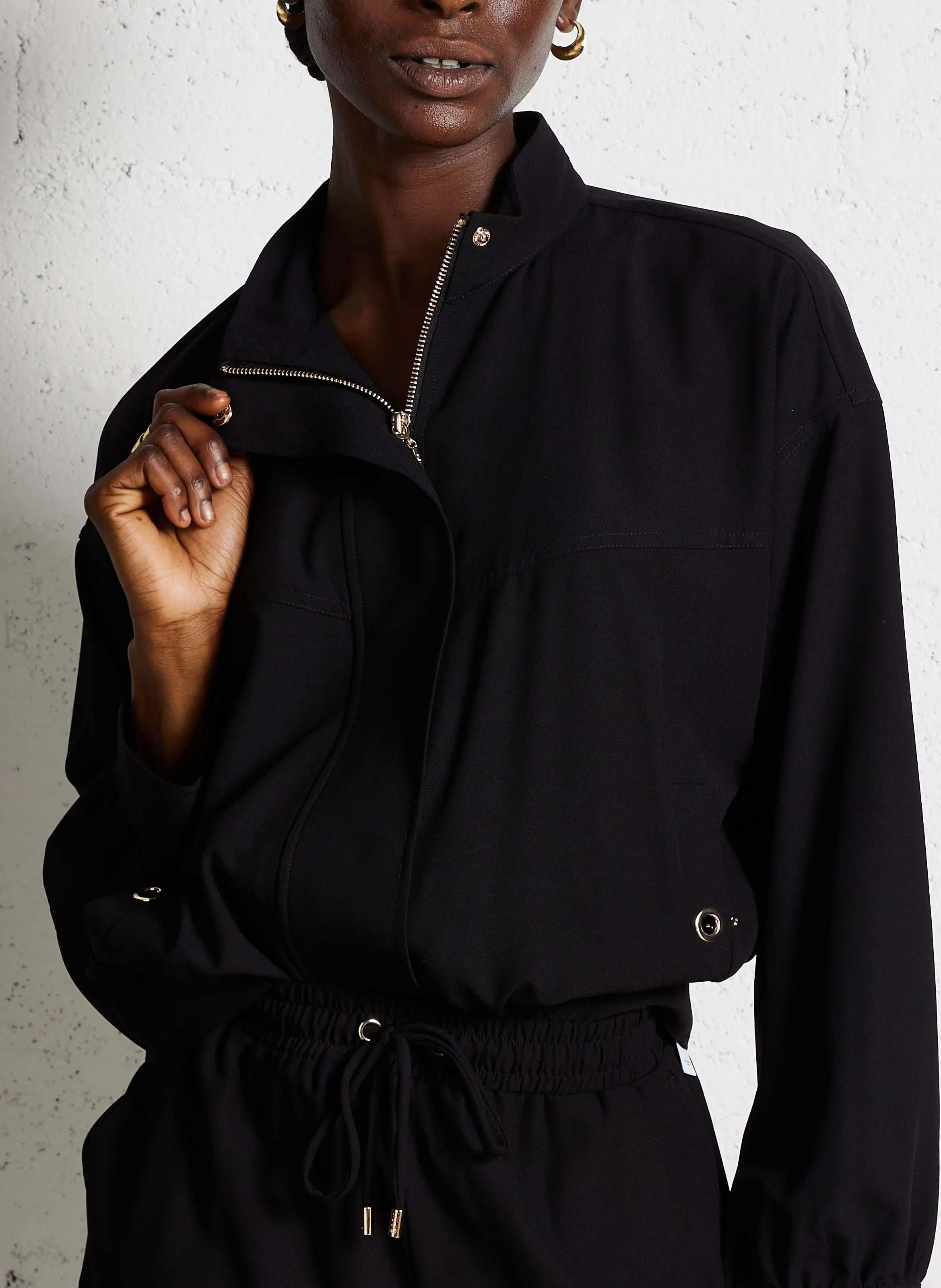 Chaqueta con cuello alto en negro