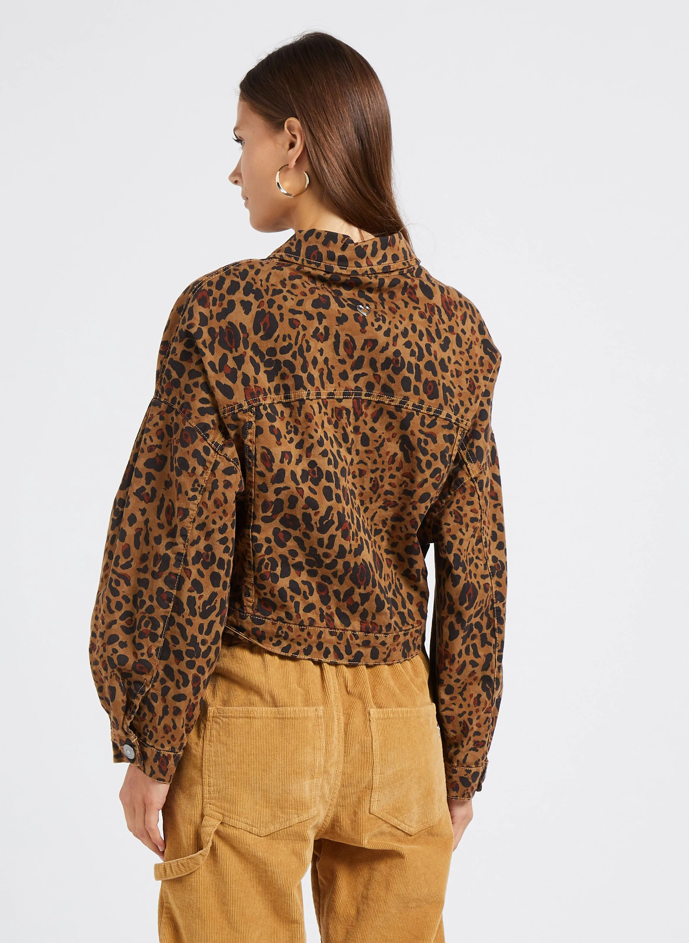 Chaqueta corta de algodón con estampado de leopardo en marron