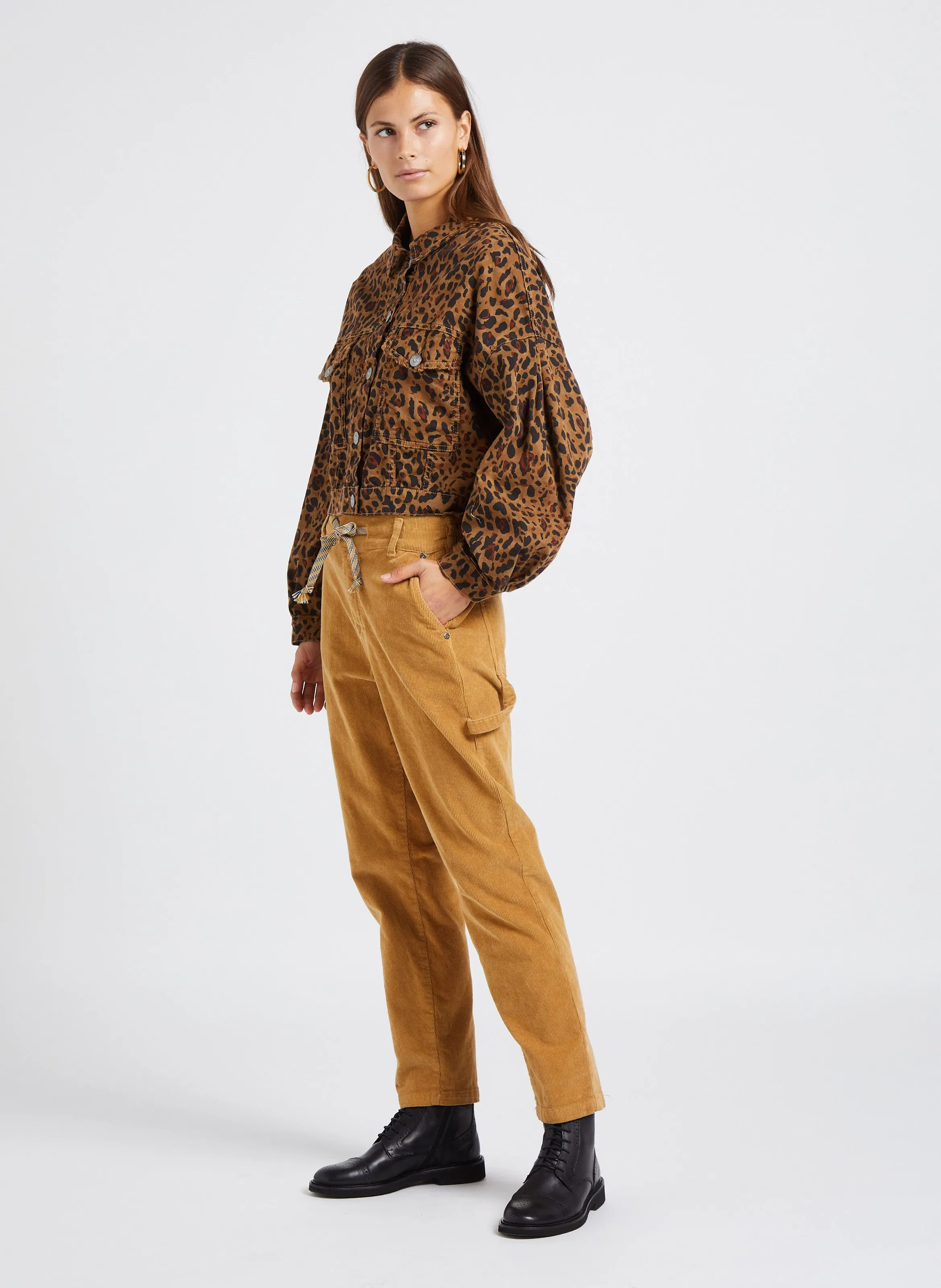 Chaqueta corta de algodón con estampado de leopardo en marron