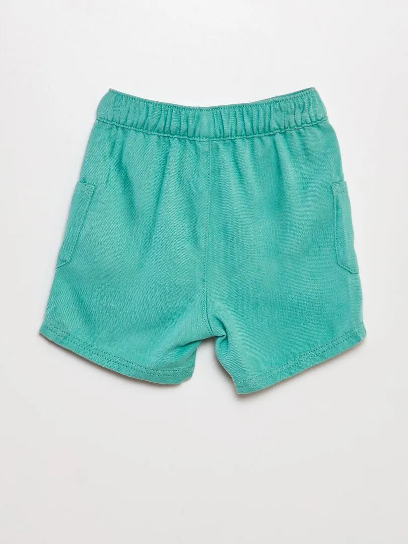 SHORT CON BOLSILLOS DE PARCHE  VERDE