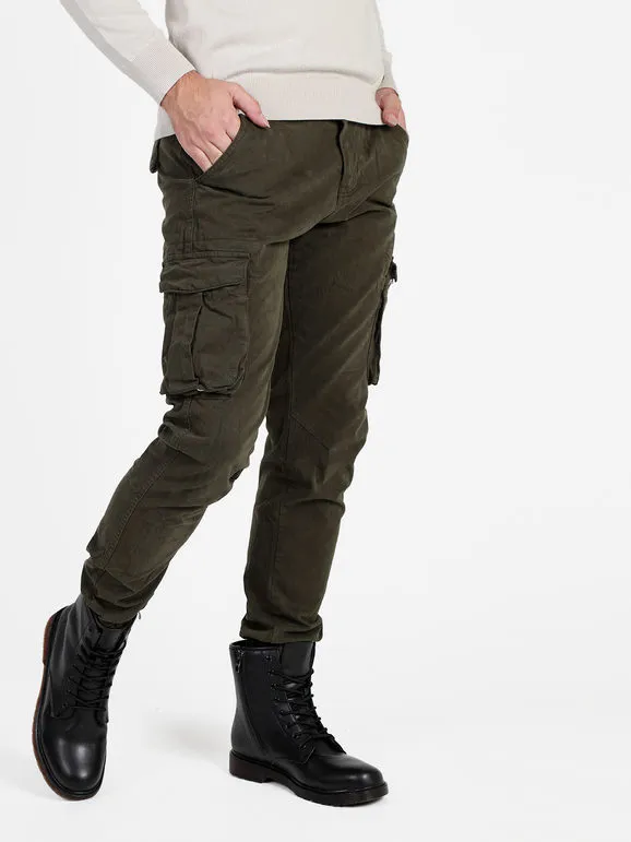 Tony Backer Pantalón de hombre con grandes bolsillos laterales y puños.