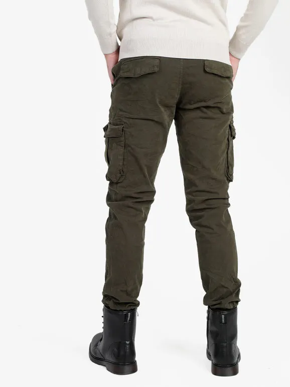 Tony Backer Pantalón de hombre con grandes bolsillos laterales y puños.